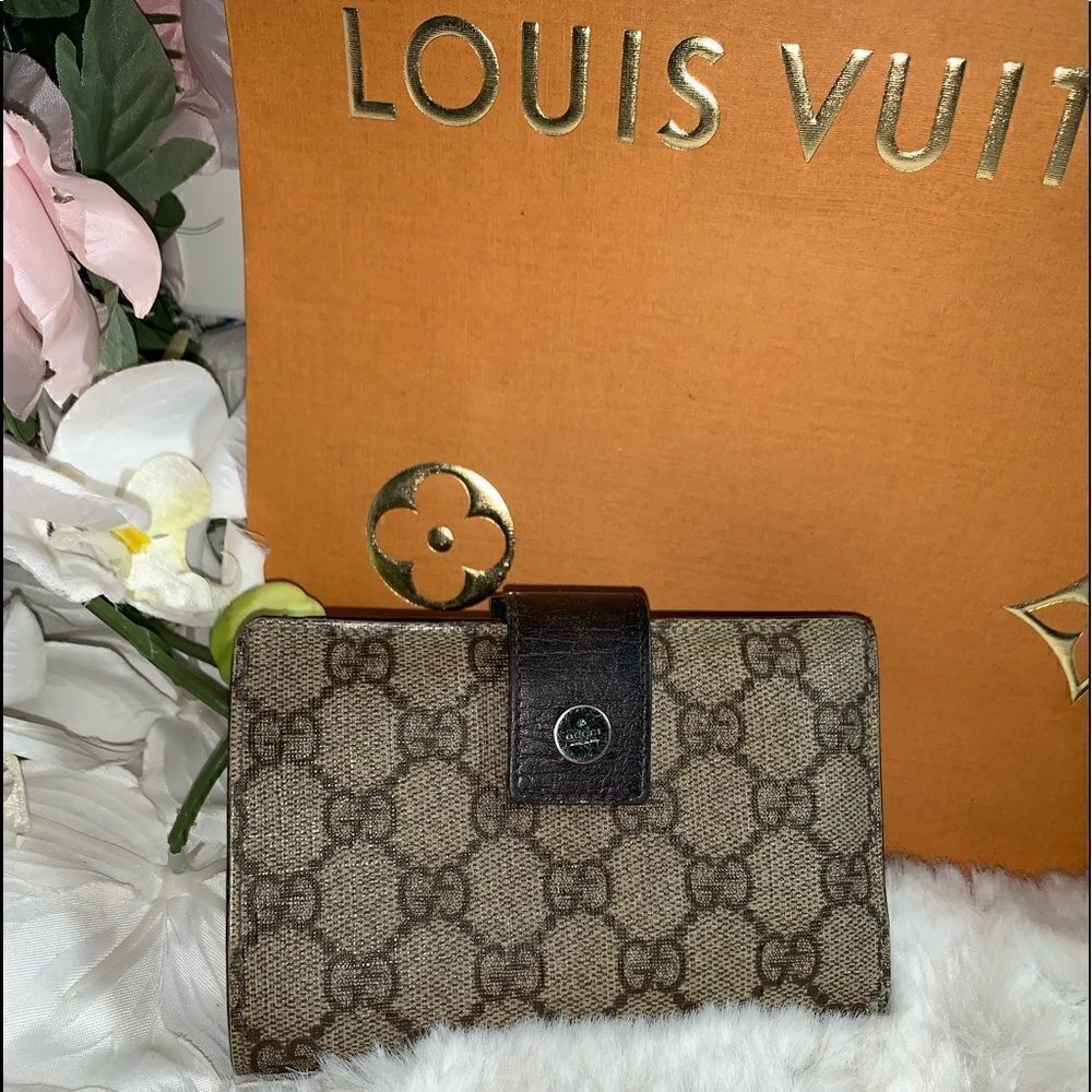 Authentic GUCCI GG Logo Kisslock Wallet